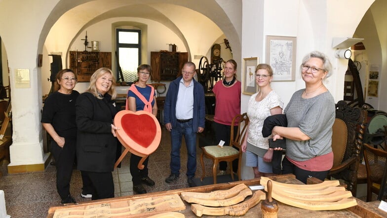 Museumsleiterin Daniela Simon (2.v.l.) führt eine Besuchergruppe durch das Sitzmöbelrefugium an der Lindenstraße in Rabenau.