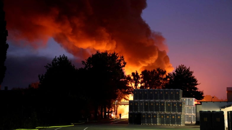 Bei einem Großbrand in Bernsdorf wurden am Wochenende zwei Lagerhallen eines Glaswerks zerstört.