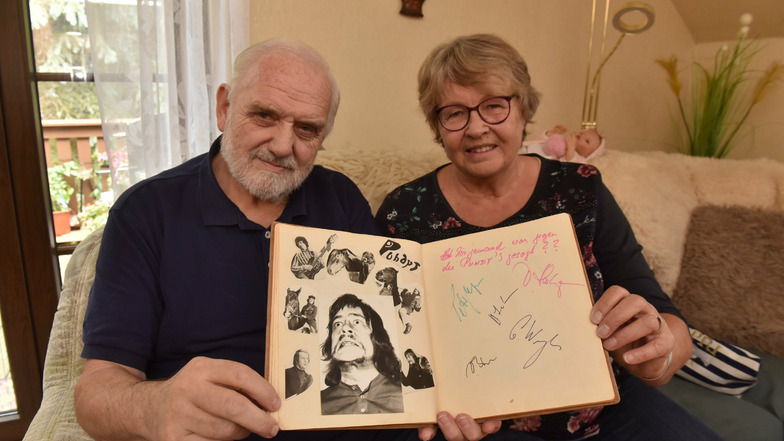 Frank Arnold und Anita Ulbrich blättern in ihrem Gästebuch, dass sie einst als Betreiber des Seifersdorfer Jugendclubs anlegten. Diese Seite gestalteten die Puhdys 1972.