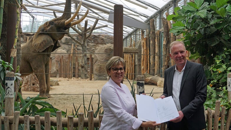 Tourismusministerin Barbara Klepsch übergibt Fördergelder an den Zoodirektor Karl-Heinz Ukena. Im Hintergrund handelt es sich um den Elefantenbullen Tonga im Afrikahaus.