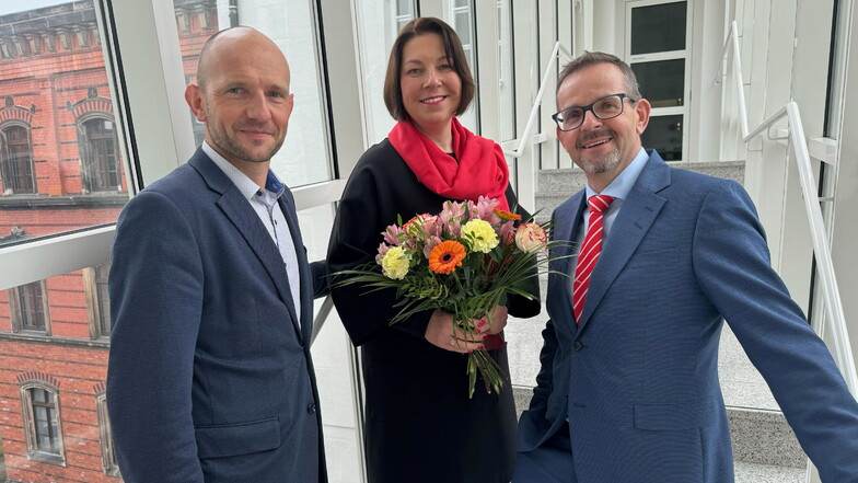 Der Görlitzer Landrat Stephan Meyer gratulierte im Görlitzer Sparkassengebäude den beiden Vorständen  Grit Fugmann und Mario Häser zu ihren neuen Aufgaben.
