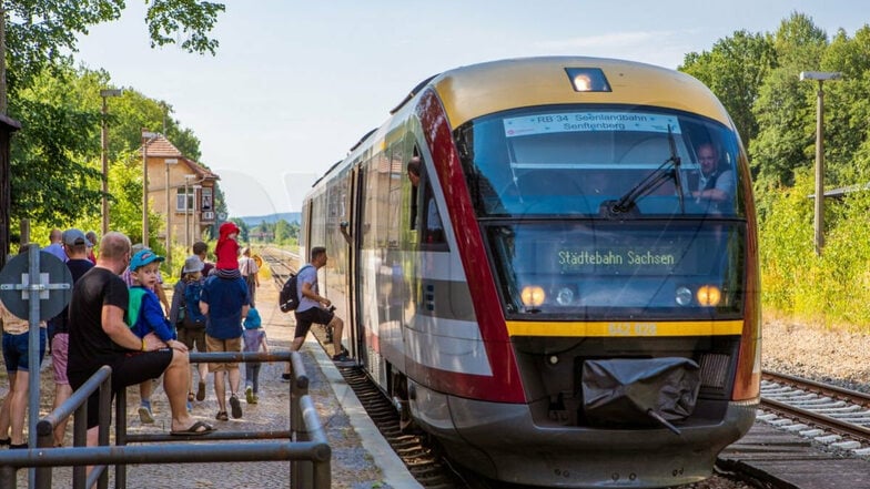 Im vergangenen Jahr startete die Seenlandbahn zwischen Dresden und Senftenberg in eine zweijährige Testphase. Ob es im kommenden Jahr weitergeht, muss nun diskutiert werden.