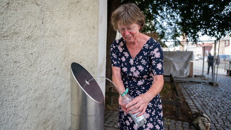 Angelika Diedrich, Touristin aus Schkeuditz bei Leipzig füllt sich ihre Falsche mit Wasser aus dem Trinkwasserbrunnen neben der Dreifaltigkeitskirche am Obermarkt auf. Sie freut sich über das reichhaltige Angebot an Trinkwasserbrunnen in Görlitz.