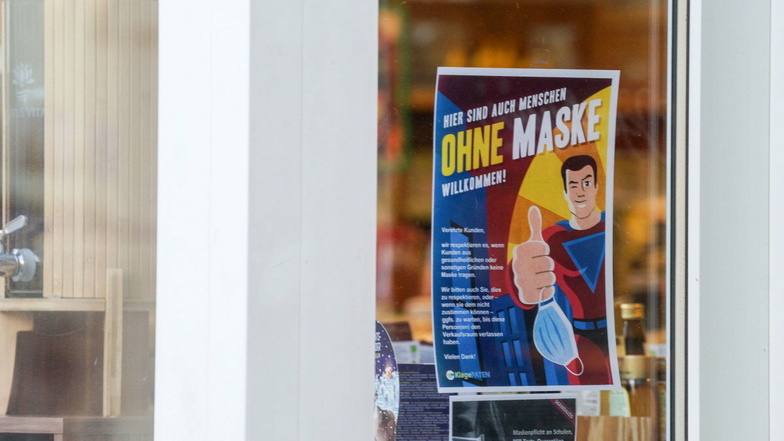 "Ohne Maske willkommen" - ein solches Schild hängt auch am Spielzeug-Geschäft von Veit Gähler in Bautzen.