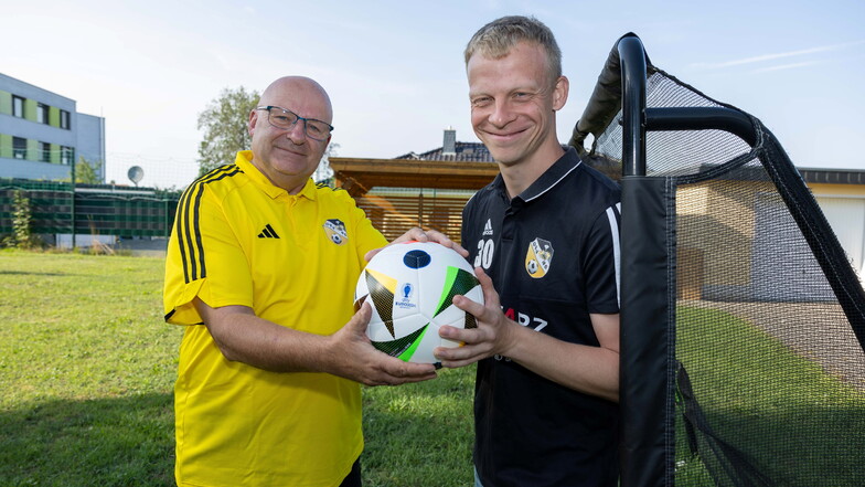 Eric Schubert stürmt für den Großenhainer FV und für das Team der Lebenshilfe. Ein Paradebeispiel für Inklusion, findet Heiko Probst (l.), Präsident vom GFV und Verantwortlicher für den Breitensport beim Kreisfußballverband.