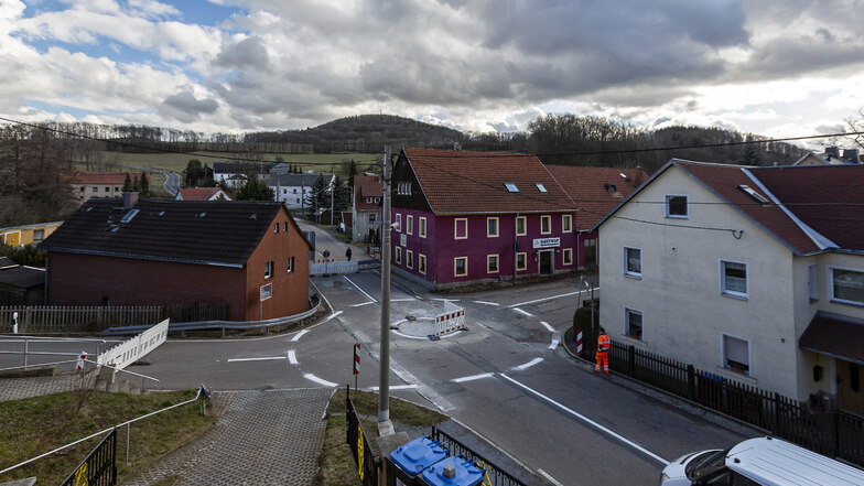 Die Ortsmitte von Niederfrauendorf ist immer noch gesperrt. Hier wird die Kreuzung zu einem Minikreisel umgestaltet.