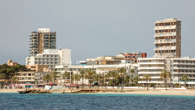 Blick auf den Strand von Magaluf auf Mallorca: Auch hier ermittelt die Polizei nach einer mutmaßlichen  Gruppenvergewaltigung