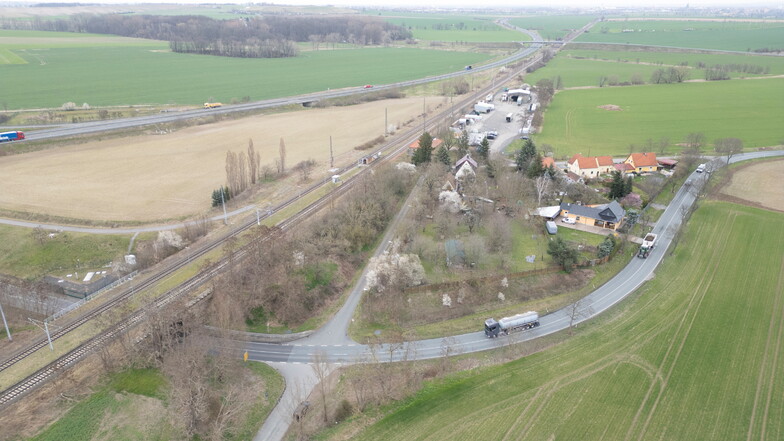 Das Luftbild zeigt die B6 am Seerhausener Ortsrand: Vorn verläuft in einer Kurve die Bundesstraße. Sie soll einen Radweg bekommen. Aber wird der wirklich gebraucht?