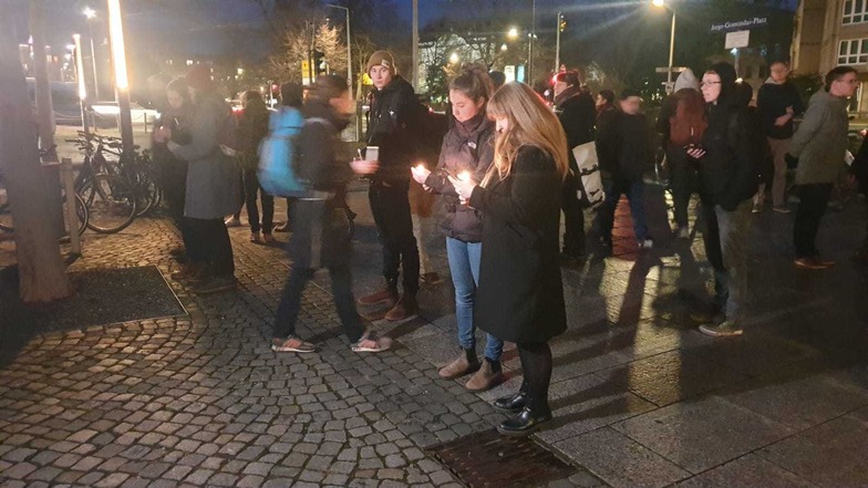 Mit Kerzen gedenken Menschen in der Neustadt der Toten von Hanau.
