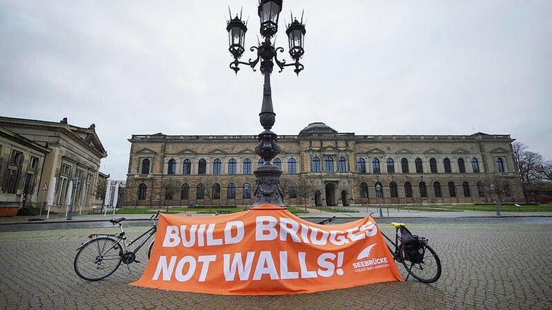 "Build bridges - not walls" - "Baut Brücken, keine Mauern", forderten die Demonstranten.