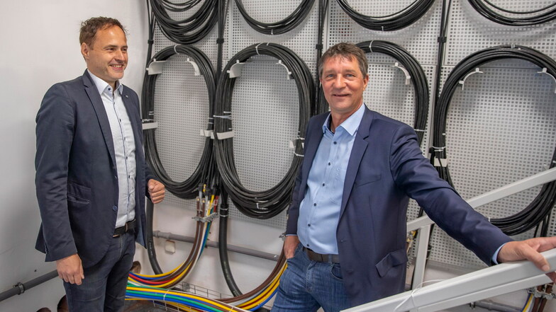 Der Stauchitzer Bürgermeister Dirk Zschoke (r.) und Thomas Witt, Geschäftsführer von NU Informationssysteme, im POP. Der Raum ist das Herzstück des neuen Glasfasernetzes in der Gemeinde.