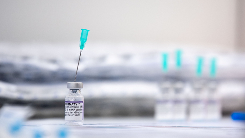 Das Thema Impfen ist aufgrund der umstrittenen Impfpflicht für medizinische Fachkräfte zu einer deutschlandweiten Debatte geworden. Gegen das Coronavirus bleibt es jedoch ein wichtiger Schutz.