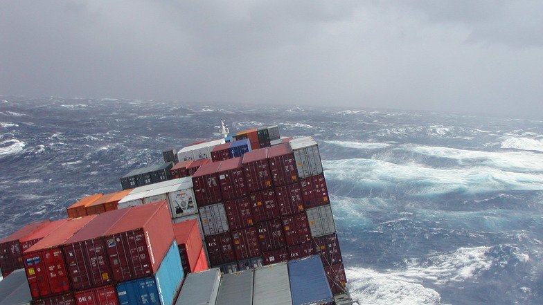 Nichts für Seekranke: Ein Blick vom Containerschiff auf hoher See und "Schlechtwetter", wie es Katharina Grimm nennt.