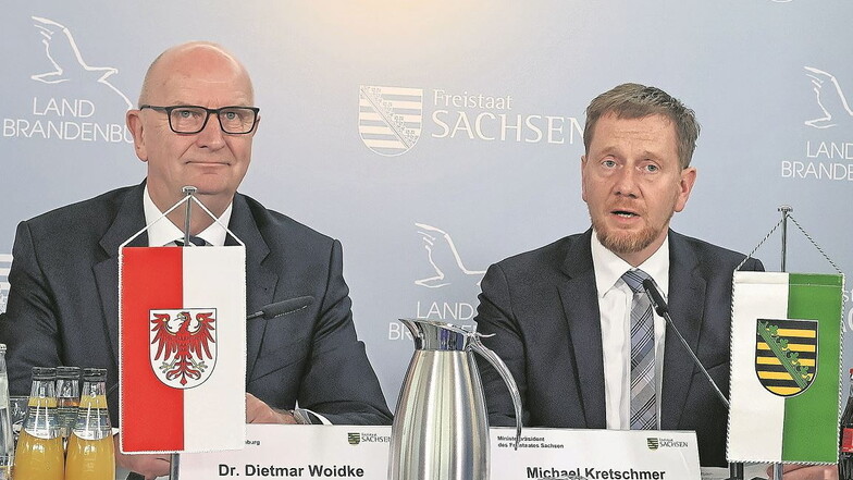die Ministerpräsidenten  Dietmar Woidke (Brandenburg/li.) und Michael Kretschmer (Sachsen) nach der gemeinsamen Kabinettssitzung der Landesregierungen im Kraftwerk Boxberg.