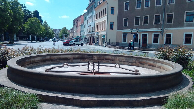 Wasser sucht man in diesem Brunnen am Dohnaischen Platz in Pirna vergebens.