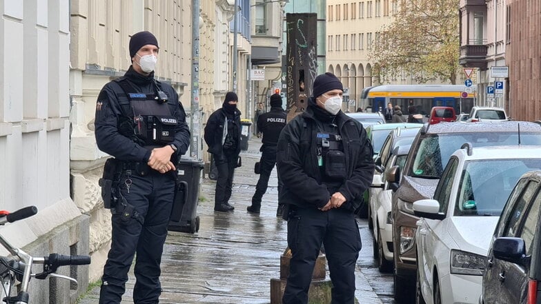 Mehrere Polizeibeamte haben am Morgen die zwei Wohnungen der Klima-Aktivisten in Leipzig durchsucht.