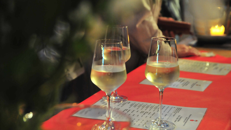 Die Gläser mit sächsischem Wein sind voll. Doch momentan können die Winzer ihre hochwertige Ware nur schwer an die Kunden bringen.