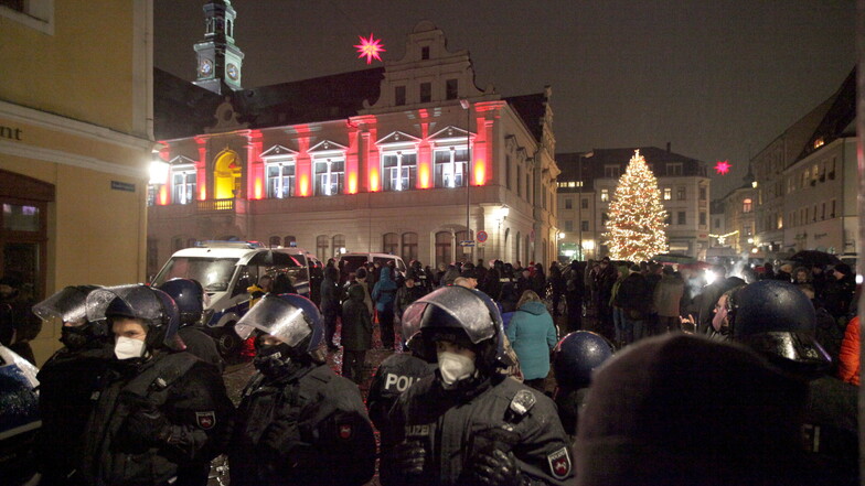 Polizeieinsatz am 13. Dezember auf dem Pirnaer Markt. Gegen 134 Demonstrationsteilnehmer wurden Ordnungswidrigkeitsverfahren eingeleitet.