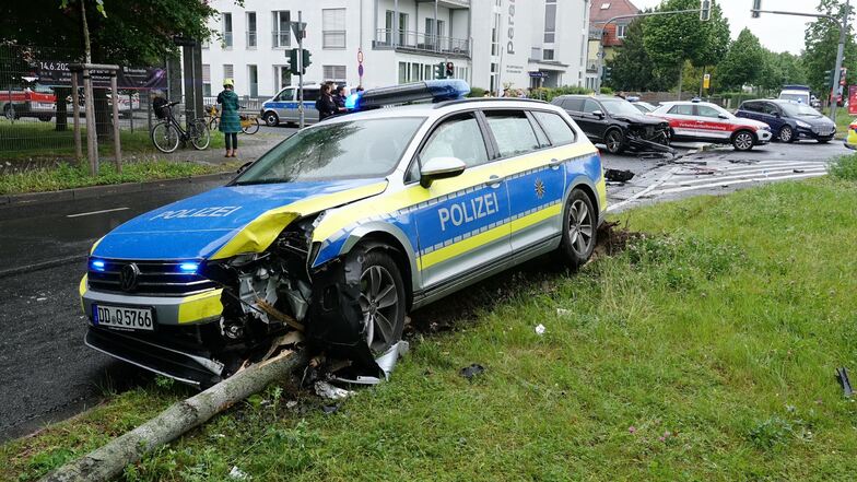 Bei einer Verfolgungsjagd durch Dresden sind am Montag auch zwei Polizeiautos beschädigt worden, unter anderem dieses.