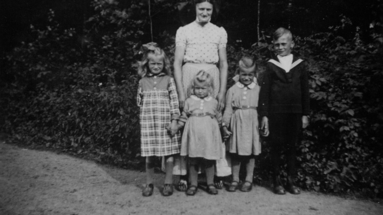 Georg Nuck mit den Schwestern und der Mutter: Als knapp Elfjähriger erlebte er die letzte große Schlacht des Krieges mit.