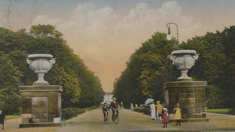 Die Postkarte zeigt einen Blick zum Königlich Großen Garten mit den Prunkvasen um 1910. Zu dieser Zeit hatten sie schon 80 Jahre dort gestanden.