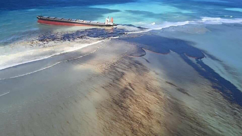 Mauritius: Helfer kämpfen gegen Öl