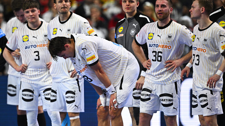 Direkte Olympiaqualifikation verspielt: Im Spiel um Platz 3 in der Lanxess Arena unterliegt die deutsche Mannschaft den schwedischen Handballern.
