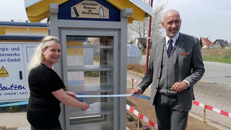 Kultur- und Bürgervereinsvorsitzende Melanie Arlt und der Bautzener Oberbürgermeister Alexander Ahrens eröffneten die Bücherzelle in Oberkaina am vergangenen Freitag.