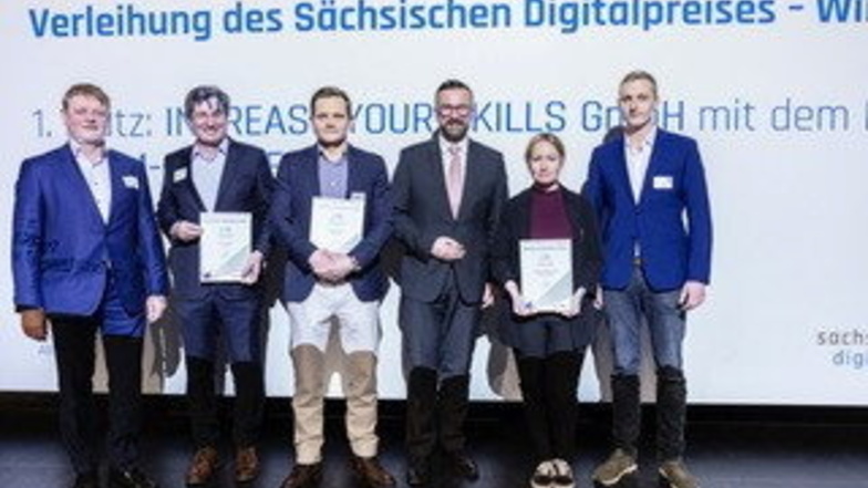 Preisträger in der Kategorie Wirtschaft beim Sächsischen Digitalpreis 2022: Der erste Preis geht an das Leipziger Unternehmen Increase Your Skills um Geschäftsführer Hannes Hartung (rechts).