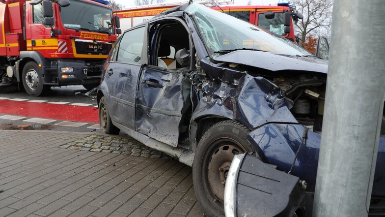 Feuerwehrfahrzeug im Einsatz stößt mit Auto in Dresden zusammen