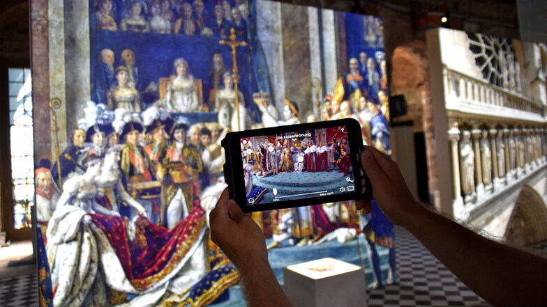 Interaktive Tablets ermöglichen 3-D-Simulationen, unter anderem von der Kaiserkrönung Napoleons. Im Dresdner Palais wurden 22 Stationen zur Geschichte von Notre-Dame aufgebaut.