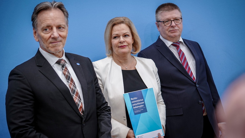 BKA-Präsident Holger Münch (l.), Innenministerin Nancy Faeser und Thomas Haldenwang, Präsident des Bundesamtes für Verfassungsschutz, haben bei einer Pressekonferenz Maßnahmen gegen Rechtsextremismus vorgestellt.
