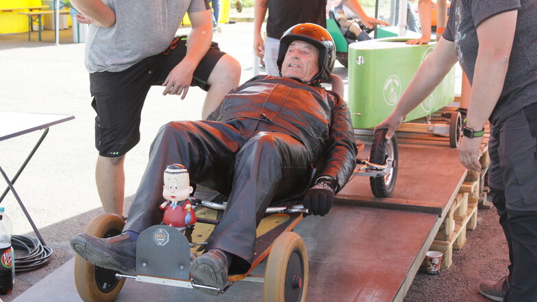 Mit einem schlichten Gefährt ging der 82-jährige Werner Fröse als ältester Teilnehmer ins Rennen.