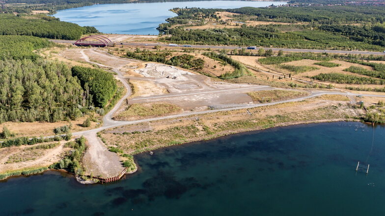 Nichts tut sich auf der Baustelle für den zukünftigen Harthkanal zwischen dem Zwenkauer See (vorn) und dem Cospudener See.
