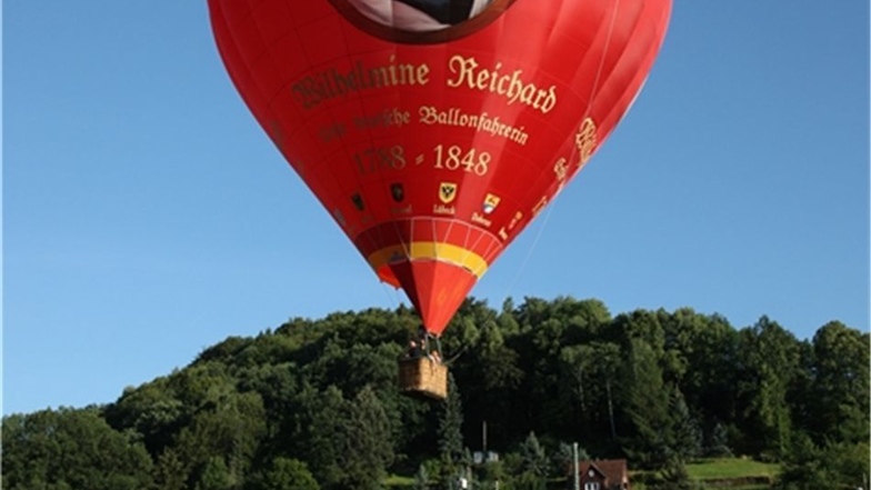 Ein roter Heißluftballon mit dem Konterfei von Wilhelmine Reichard schwebte erst kürzlich zum Ortsfest über Pirna-Obervogelgesang.