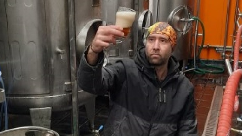 Brauer Michal Vostatek kontrolliert das Bier.