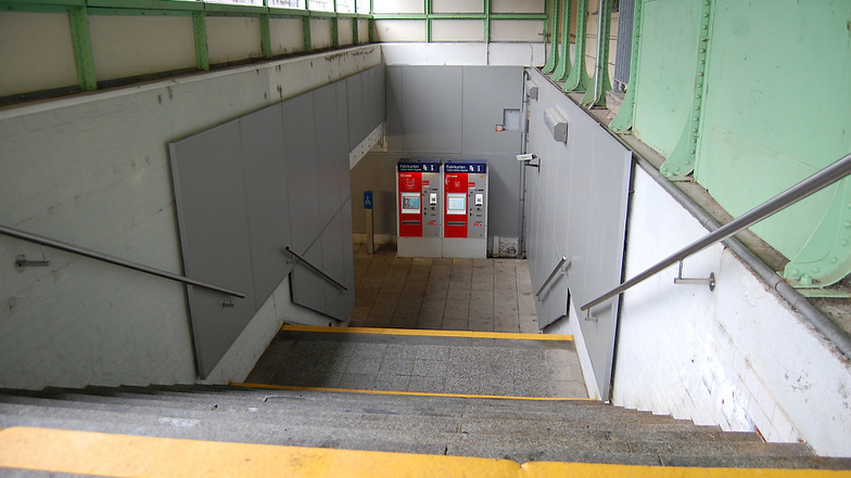 Für den Einbau von Rampen sind die Treppen im Bahnhof zu steil und zu kurz. Und Umbauten wären auch provisorisch ein „Eingriff in Bahnanlagen“,
somit zu planen und zu genehmigen, was dem jetzt ohnehin anvisierten Zeitfenster entspricht.