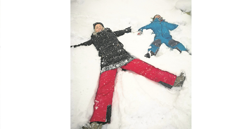 Engel im Schnee: Rohreits aus Braunsdorf waren im Garten einen Schneemann bauen. Das war wohl ziemlich anstrengend. Papa André hat seine Frau Linda und Sohn Jamie dann als geschaffte Schneeengel festgehalten.