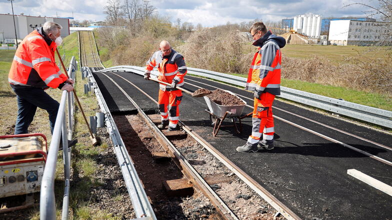 Mitarbeiter von Opti Bau haben in dieser Woche bereits begonnen, den alten Belag zu entfernen. Die Riesaer Rotarier hatten sich für eine Sanierung eines Teils der Bahn stark gemacht - und gleich 3.000 Euro Anschubfinazierung versprochen.