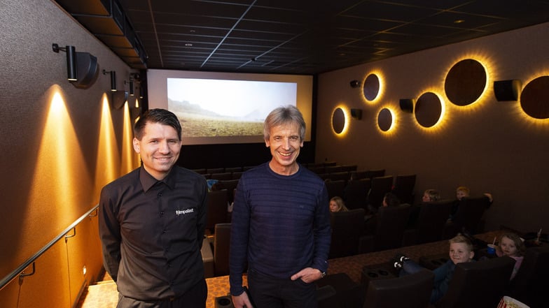 Freuen sich auf den Neustart: Filmpalast-Theaterleiter Stefan Kretschmer und Regionalleiter Maik Honscha (rechts).