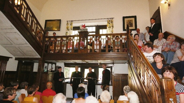 In der ehemaligen Fabrikanten-Villa an der Gersdorfer Straße 6 in Roßwein haben vier Sänger des Nobiles-Quintetts ein Benefizkonzert gegeben. Die Zuhörer saßen und standen dicht an dicht.