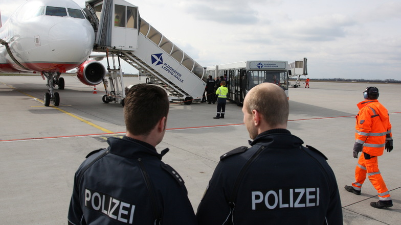 Vom Flughafen Leipzig/Halle aus sind am Mittwoch neun tunesische Asylbewerber in ihr Heimatland zurückgebracht worden.