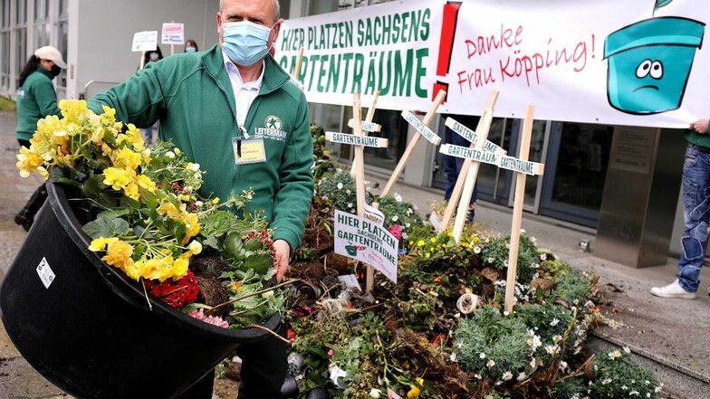 Baumarkt-Chef Stephan Lichtenstein hat am Sonntag Kompost vor das Sozialministerium in Dresden gekippt. Es ist seine Art, gegen die seiner Meinung nach verheerende Auslegung der Notbremse in Sachsen zu protestieren.