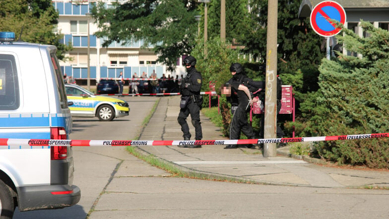 Zugriff: Gegen 16.10 Uhr führen Polizeibeamte den Verdächtigen aus dem Wohnhaus.