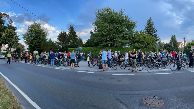 Mehr als 100 Fahrradfahrer nahmen an der jüngsten Demo für einen Radweg zwischen Liegau und Langebrück teil.