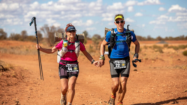 Über 500 Kilometer mitten durchs australische Outback – die abgelegene Gegend ohne Zivilisation – haben Kerstin Kupka und Gunnar Schwan in zehn Tagen zurückgelegt. Nur 18 Starter erreichten überhaupt das Gesamtziel.