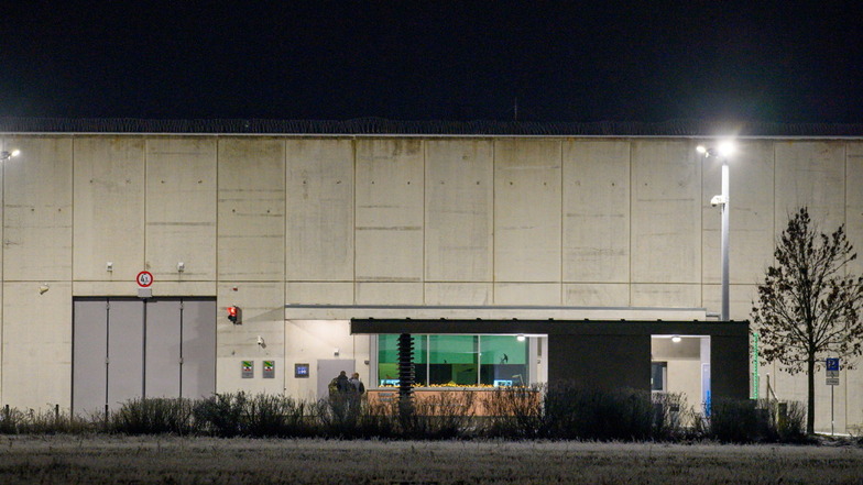 Im Gefängnis nahe Magdeburg ist die Geiselnahme am Montagabend beendet worden.