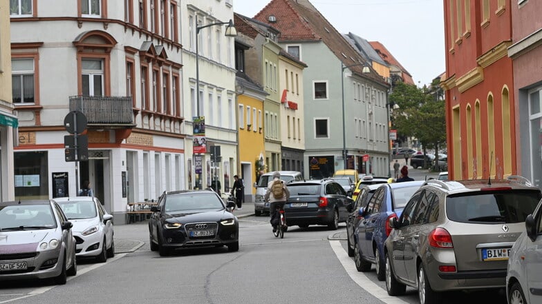 Auf der Kreuzung Pchalek-/Rosenstraße herrscht tagsüber viel Verkehr. Anwohner dürfen im Gebiet rund um die Kreuzung an vielen Orten parken, für Kunden gibt es nur wenige Stellplätze.