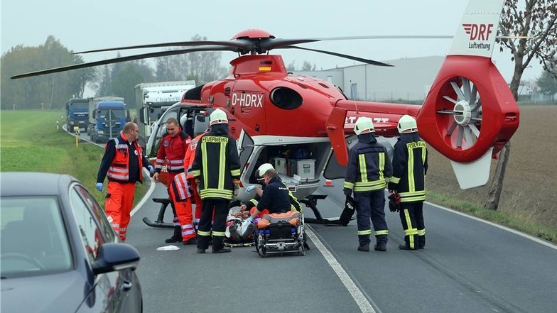 Er erlitt schwere Verletzungen und wurde mit dem Rettungshubschrauber „Christoph 38“ ins Krankenhaus geflogen.