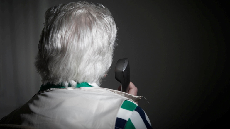 Telefonbetrüger haben es insbesondere auf Rentner abgesehen.